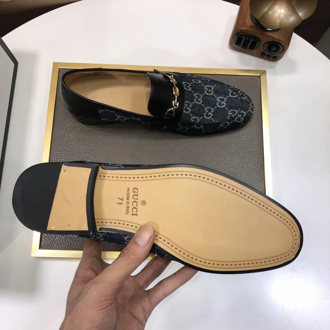 Factory batch 500💰Italy’s top luxury men’s shoe giant (GUCCI) (Gucci) (full cowhide lining) new arrival🍃Original European style🔰 Pleasant to the eye😍In order to make the shoes more durable and non-deformable🌀The production continues to follow traditional methods but there is still no lack of innovation💪The original sheepskin is selected for the leather♻️Smooth, natural and extra bright⭐Made of imported cowhide The rich man’s first choice 38-45 (45 customized)